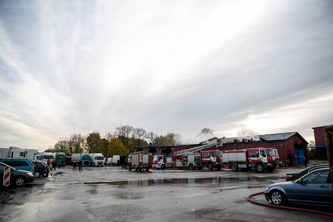 Ramučiuose užsiliepsnojo autoservisas