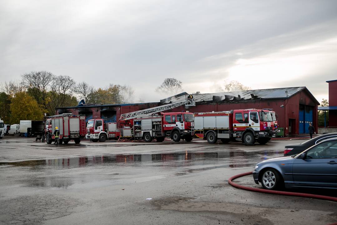 Ramučiuose užsiliepsnojo autoservisas