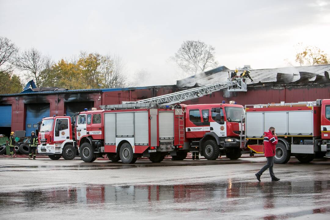 Ramučiuose užsiliepsnojo autoservisas