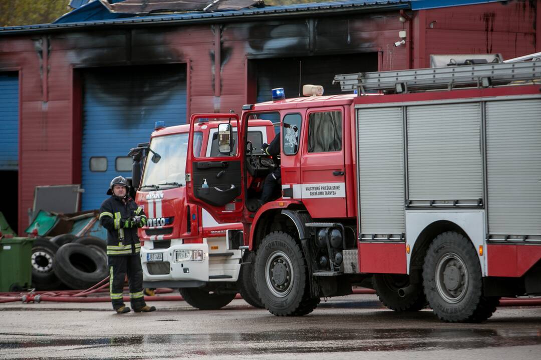 Ramučiuose užsiliepsnojo autoservisas