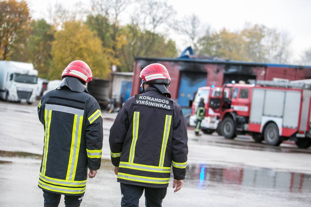 Ramučiuose užsiliepsnojo autoservisas