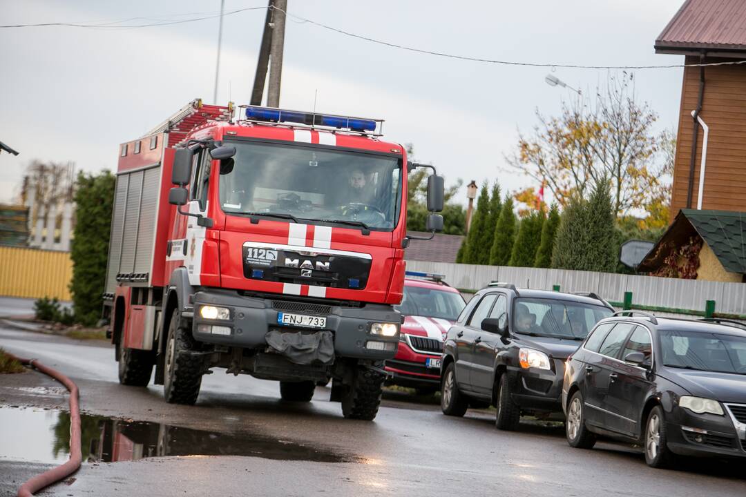 Ramučiuose užsiliepsnojo autoservisas