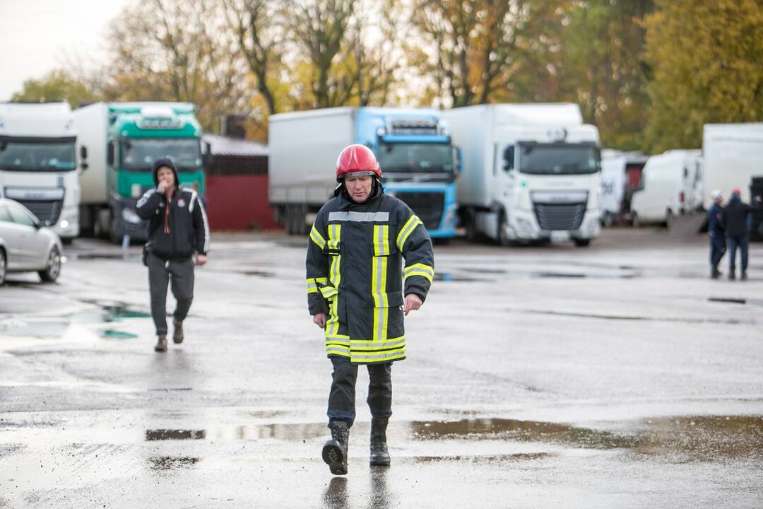 Ramučiuose užsiliepsnojo autoservisas