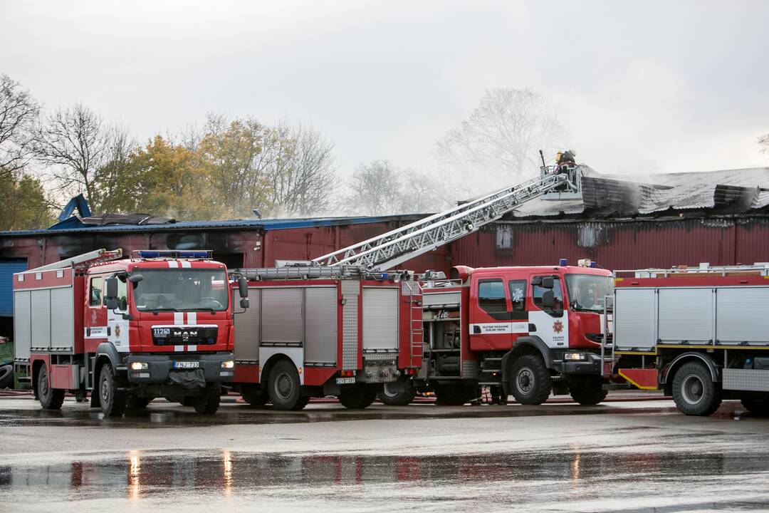 Ramučiuose užsiliepsnojo autoservisas