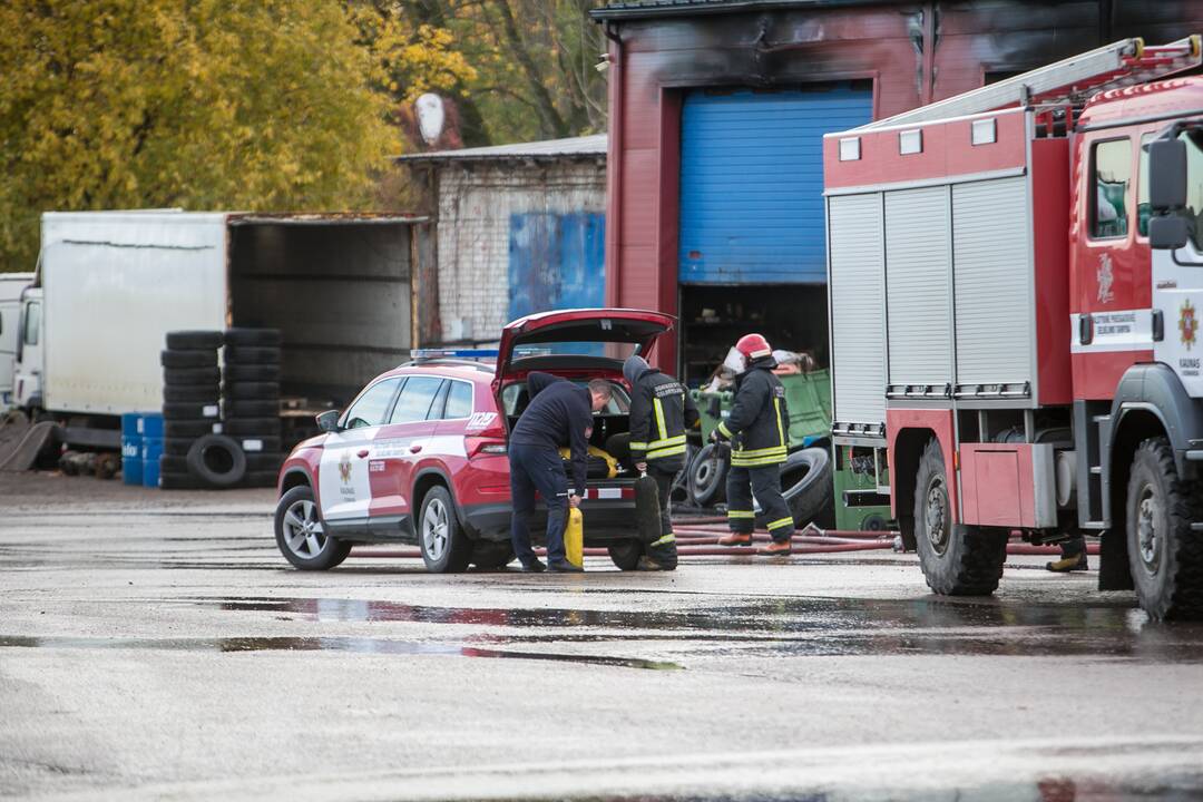 Ramučiuose užsiliepsnojo autoservisas
