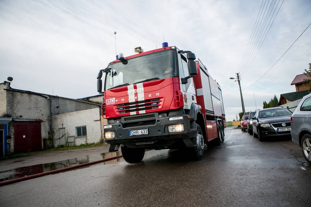 Ramučiuose užsiliepsnojo autoservisas
