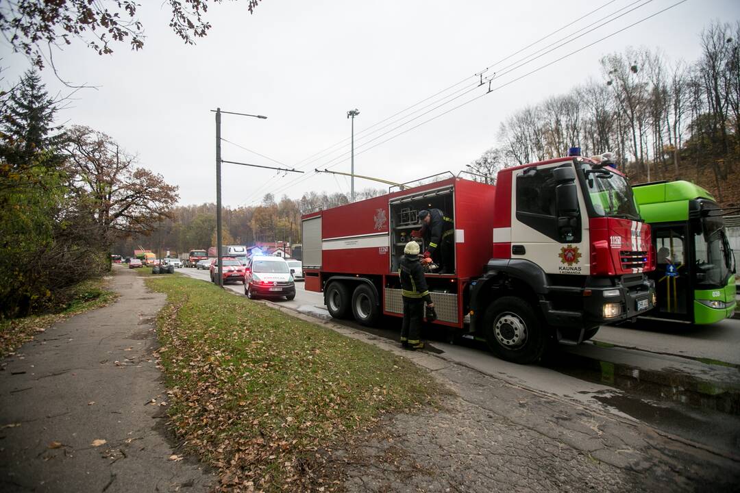 Tunelio gatvėje liepsnojo negyvenamas namas
