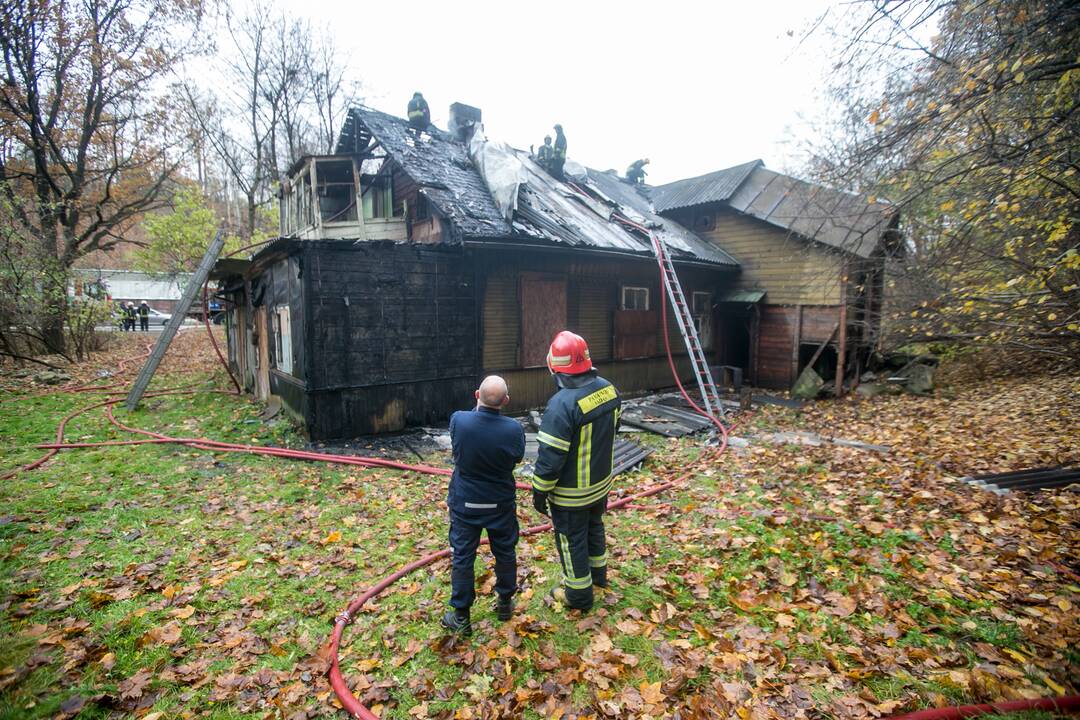 Tunelio gatvėje liepsnojo negyvenamas namas