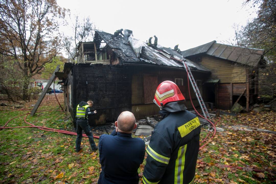Tunelio gatvėje liepsnojo negyvenamas namas
