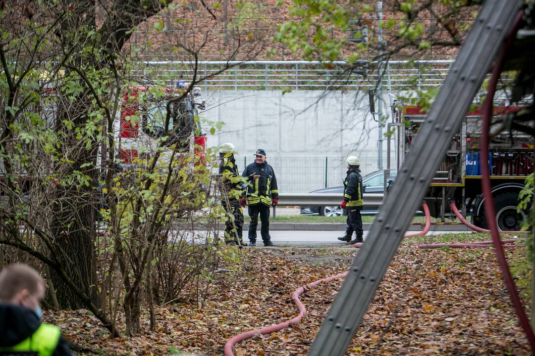 Tunelio gatvėje liepsnojo negyvenamas namas