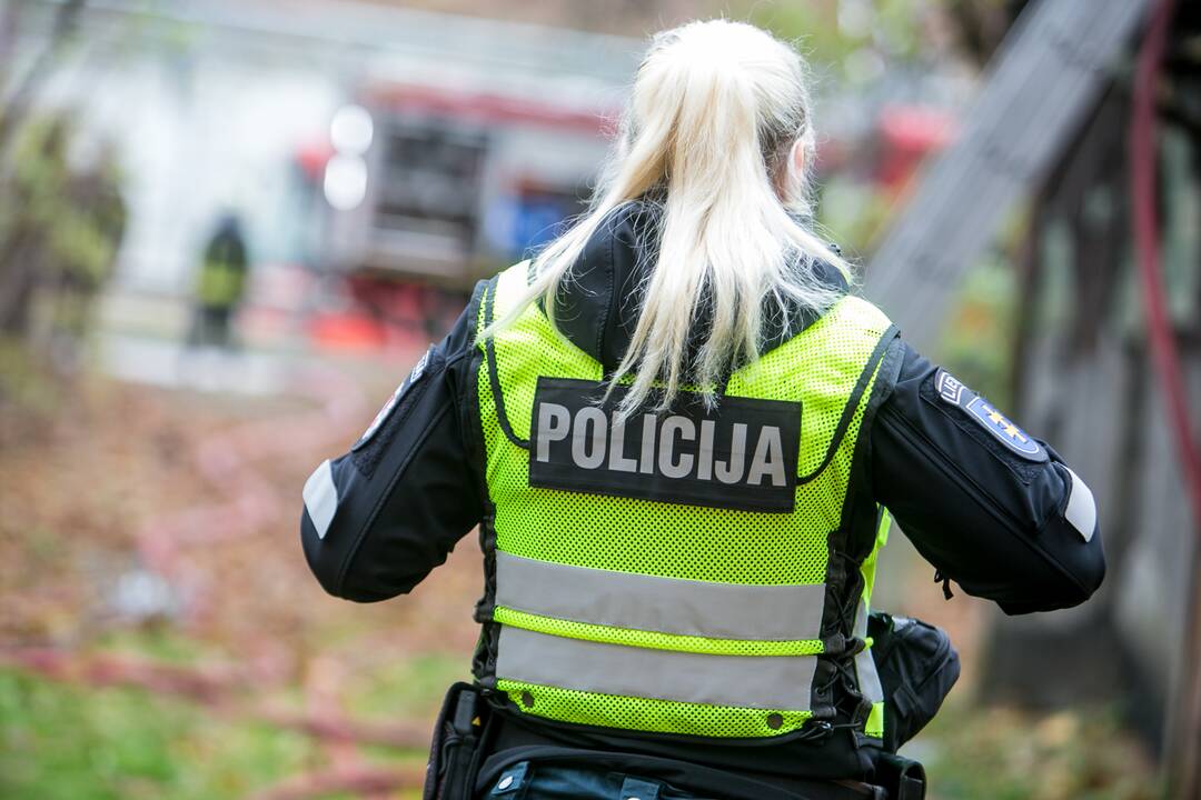 Tunelio gatvėje liepsnojo negyvenamas namas