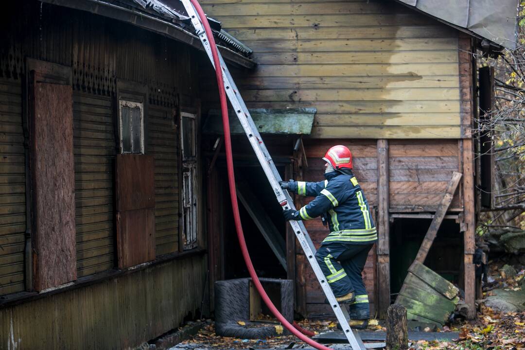 Tunelio gatvėje liepsnojo negyvenamas namas