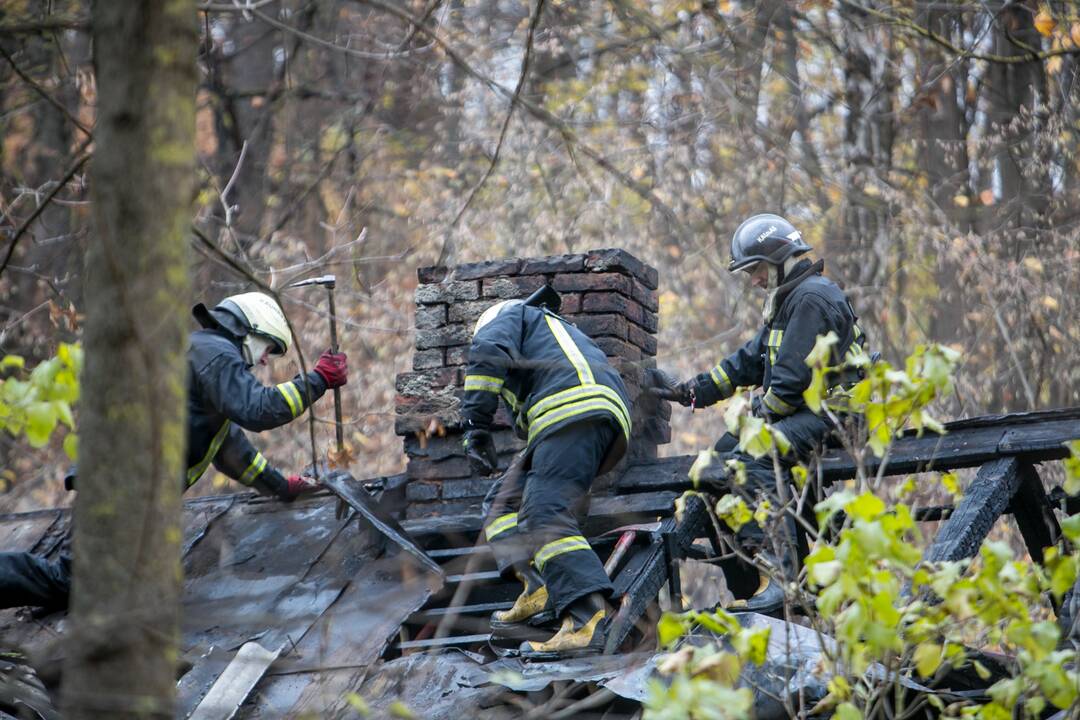 Tunelio gatvėje liepsnojo negyvenamas namas