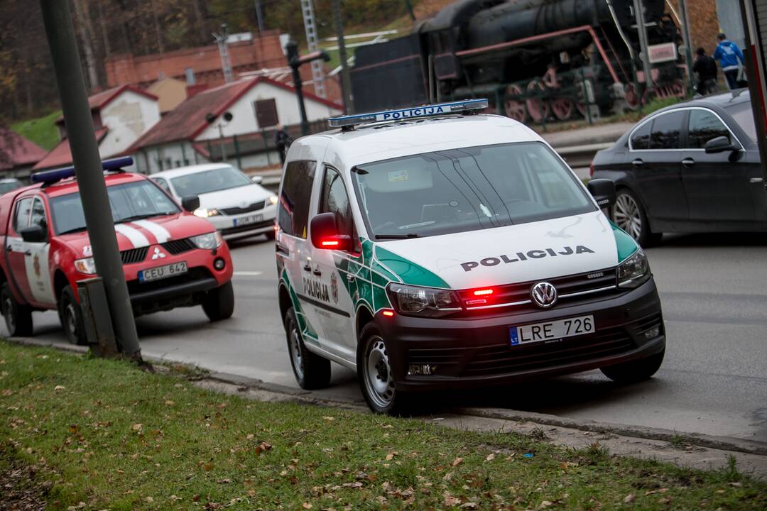 Tunelio gatvėje liepsnojo negyvenamas namas