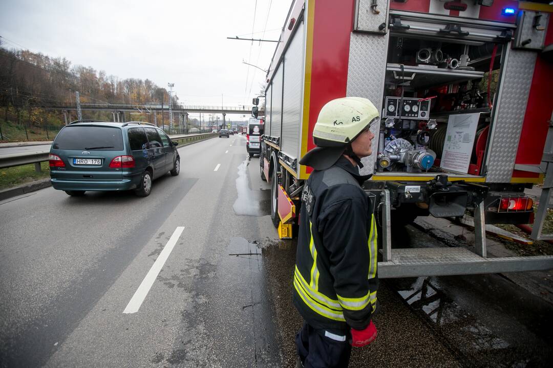 Tunelio gatvėje liepsnojo negyvenamas namas