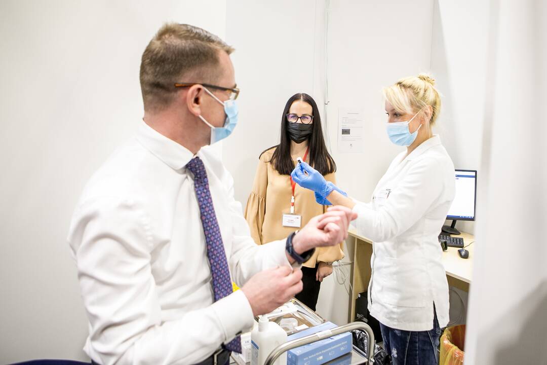 Kaune A. Dulkys pasiskiepijo trečiąja vakcinos nuo COVID-19 doze