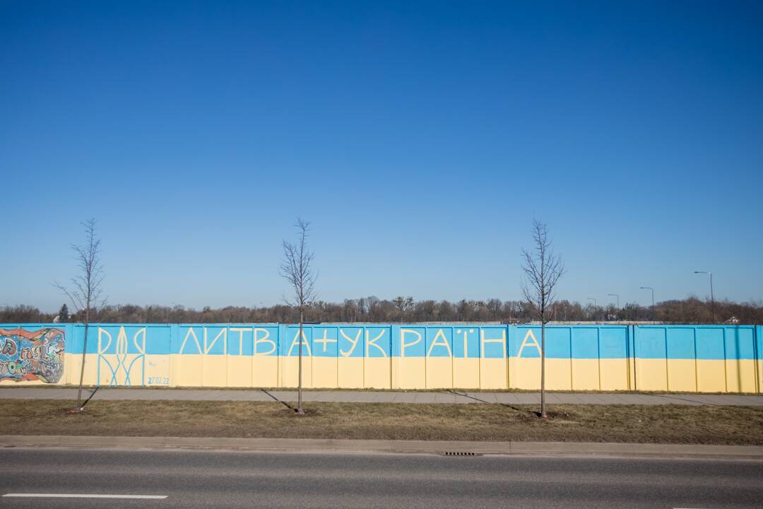 Ukrainos palaikymui perdažyta tvora papildyta užrašu