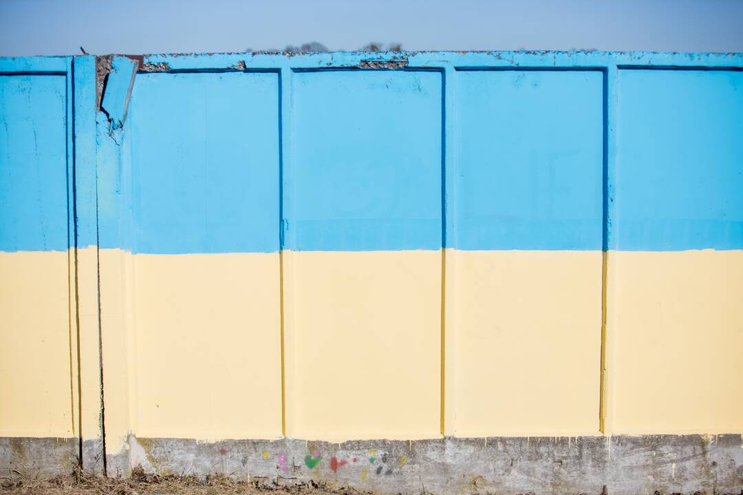 Ukrainos palaikymui perdažyta tvora papildyta užrašu
