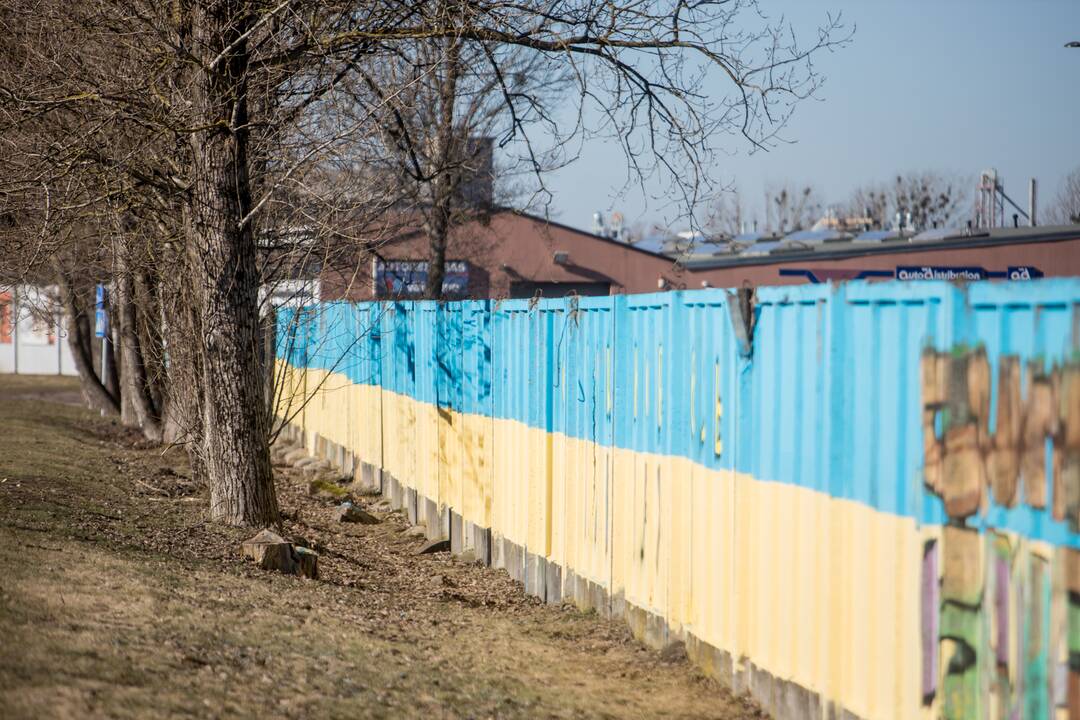 Ukrainos palaikymui perdažyta tvora papildyta užrašu