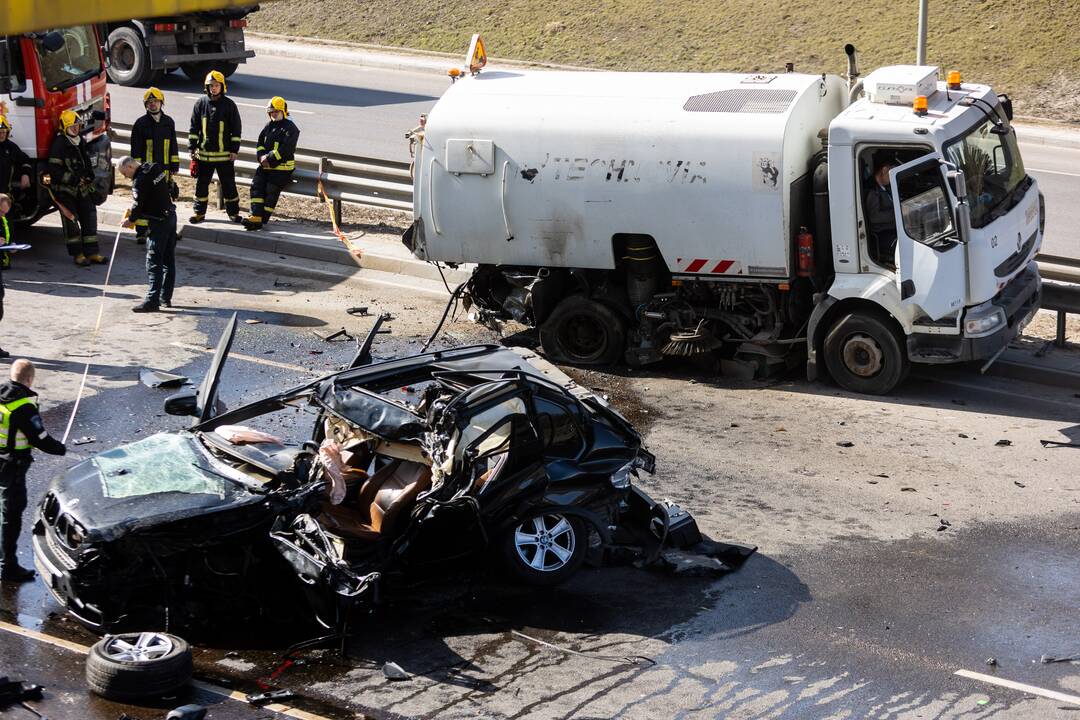 Vilniuje susidūrė trys transporto priemonės: žuvo BMW vairuotojas