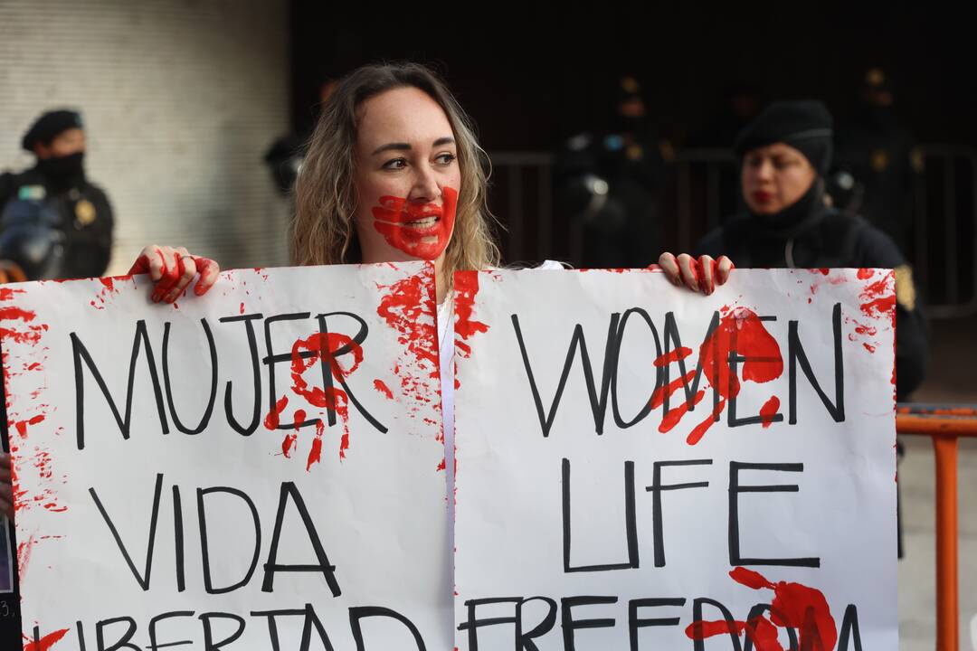 ES pasibaisėjusi naujomis protestuotojų egzekucijomis Irane 