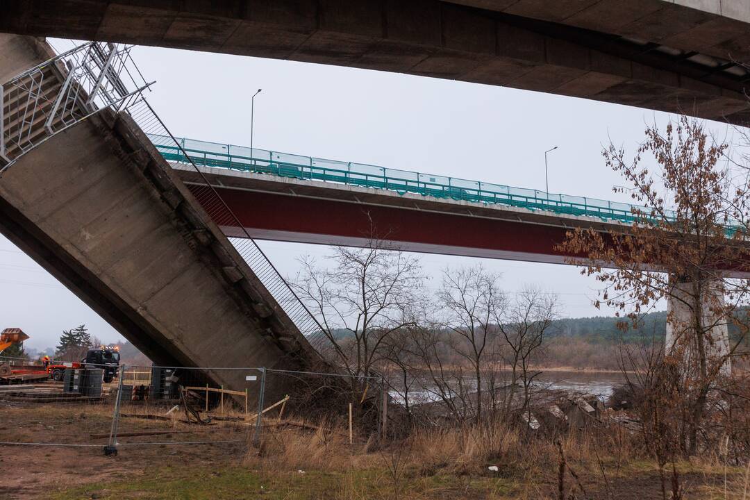 Kaune lūžusi tilto konstrukcija trenkėsi į žemę