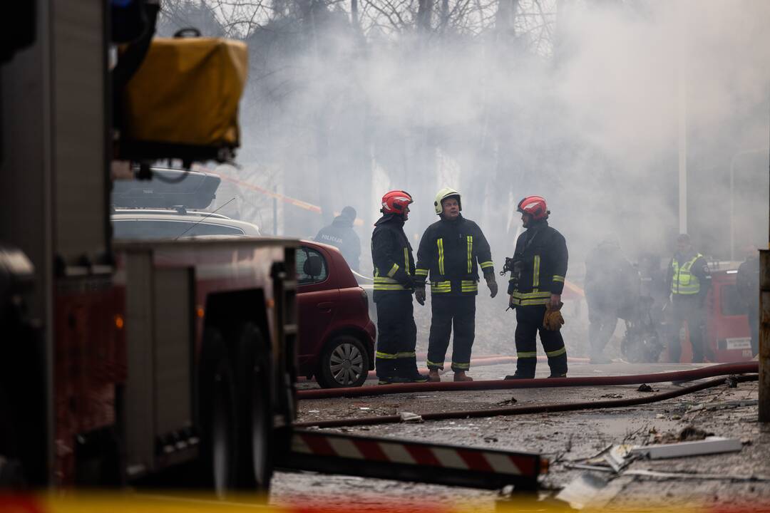 Keturis butus Viršuliškių daugiabutyje surijo liepsnos