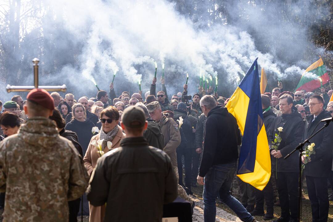 Lietuva atsisveikino su Ukrainoje žuvusiu kariu T. Tumu