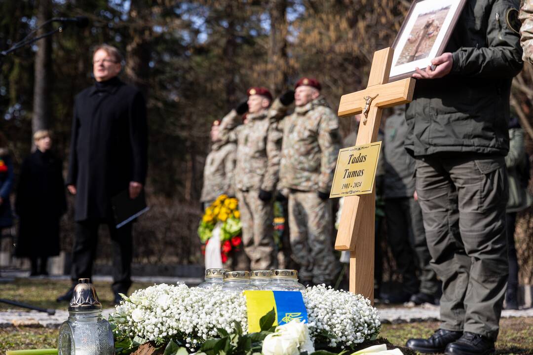 Lietuva atsisveikino su Ukrainoje žuvusiu kariu T. Tumu