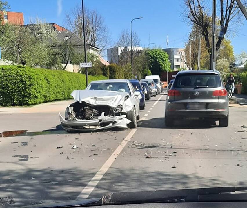 Saulės ir A. Baranausko g. sankryžoje – nesėkminga dviejų „Mercedes-Benz“ akistata