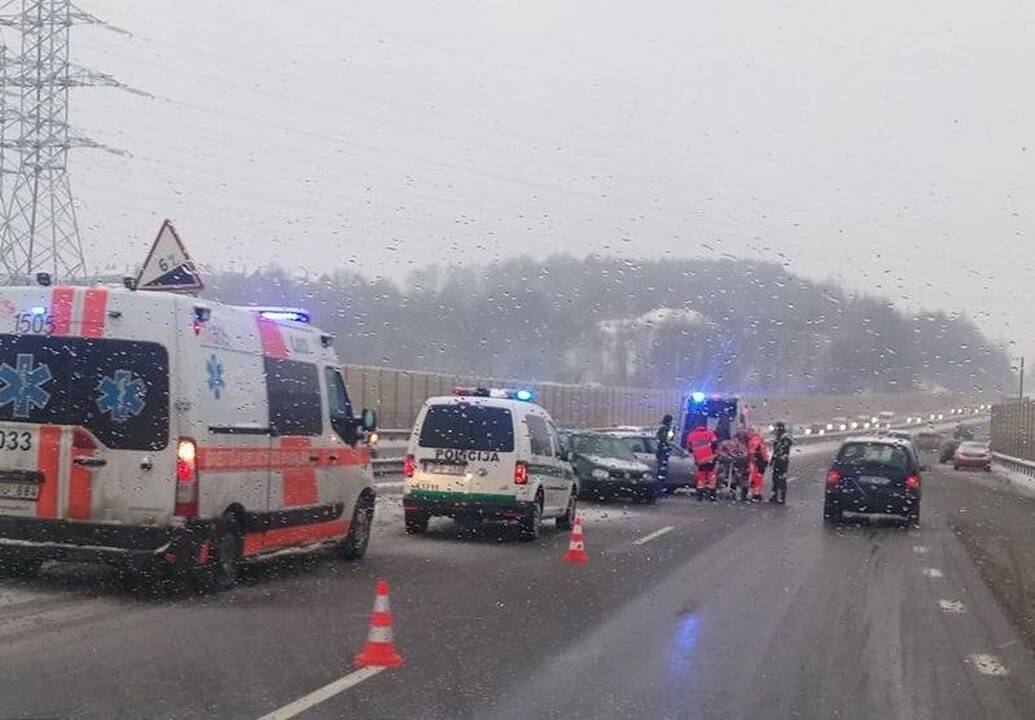 Avarija vakariniame aplinkkelyje