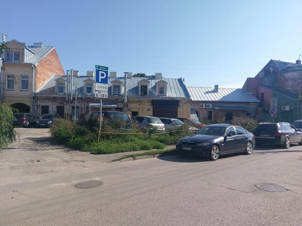 Džiunglės: kai kurie vairuotojai automobilius palieka tarp aukštų žolių.