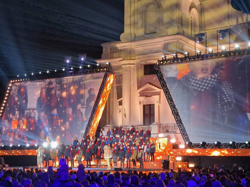 Žingsnis link Kalėdų: įžiebta žvaigždėmis puošta Kauno eglutė!