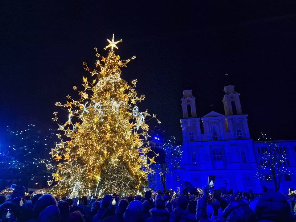 Žingsnis link Kalėdų: įžiebta žvaigždėmis puošta Kauno eglutė!