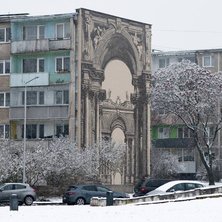 Pozicija: kūrėjas įsitikinęs, kad geras piešinys ne konkuruoja su statinio architektūra, o darniai įsiliedamas ją papildo.