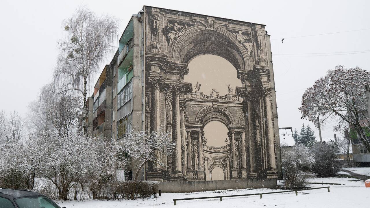 Pozicija: kūrėjas įsitikinęs, kad geras piešinys ne konkuruoja su statinio architektūra, o darniai įsiliedamas ją papildo.