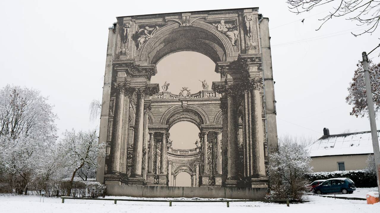 Pozicija: kūrėjas įsitikinęs, kad geras piešinys ne konkuruoja su statinio architektūra, o darniai įsiliedamas ją papildo.