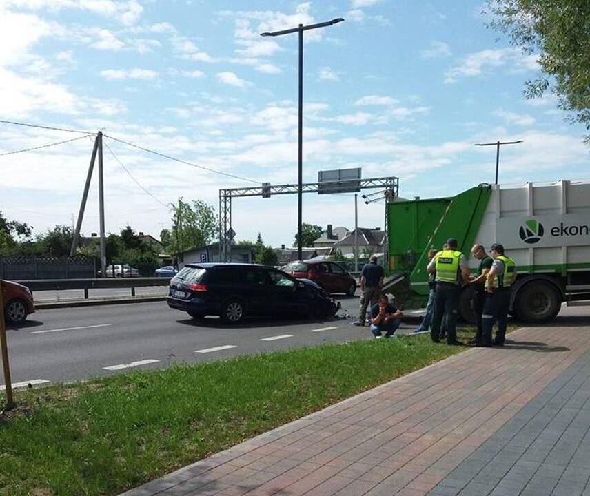 Karmėlavoje eismą sutrikdė šiukšliavežės ir „Volkswagen“ avarija