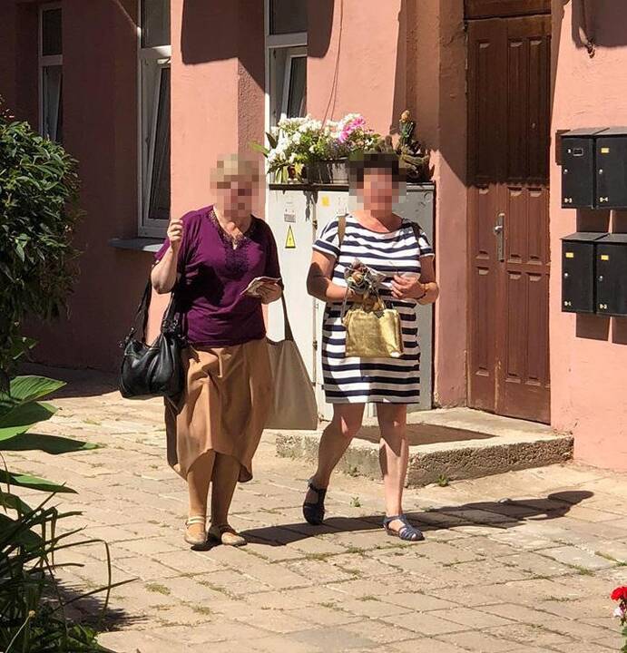 Suklaidino: Senamiesčio gyventojai religinės bendruomenės atstoves palaikė apgavikėmis.