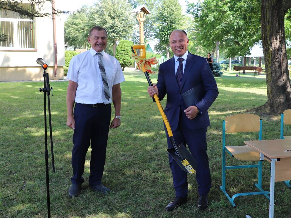 Pirmoji: Zapyškio seniūnijos Dievogalos kaimo gyventojų Vitalijos ir Andriaus Kuzmenkovų pirmagimė ir būsimoji pirmokė Andrėja jau džiaugiasi pirmoko kraiteliu.
