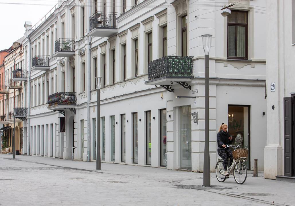 Naujieji šviestuvai (kairėje), senieji šviestuvai (dešinėje)