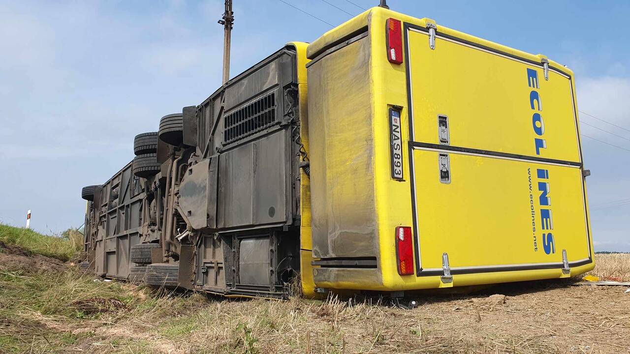 Apvirtęs autobusas.