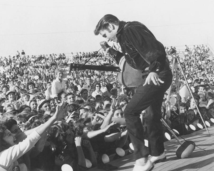 1977 metais sulaukęs 42-jų metų amžiaus, mirė rokenrolo karalius Elvis Presley (Elvis Preslis).