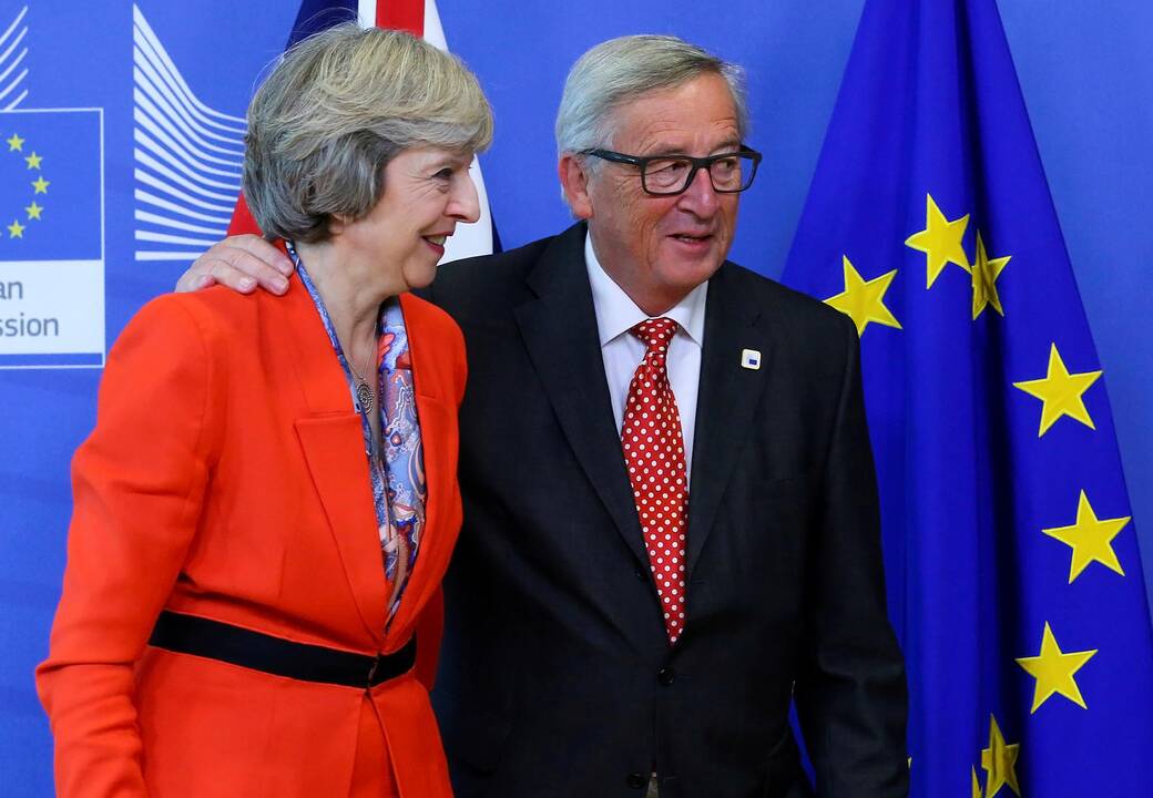 Theresa May (kairėje) ir Jeanas-Claude Junckeris (dešinėje)