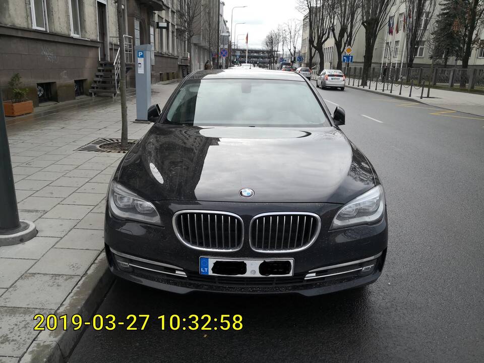 Situacija: kontrolieriams neretai kyla abejonių, ar prabangaus automobilio savininkas tikrai neįgalus ar tiesiog neteisėtai naudojasi lengvata, tačiau juos nubausti itin sudėtinga.