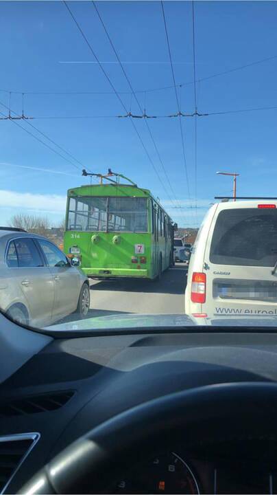 Prie Pilies eismą paralyžiavo troleibuso ir lengvojo automobilio avarija