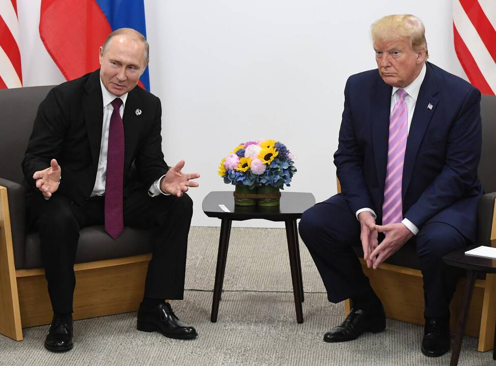 Vladimiras Putinas (kairėje) ir Donaldas Trumpas (dešinėje)