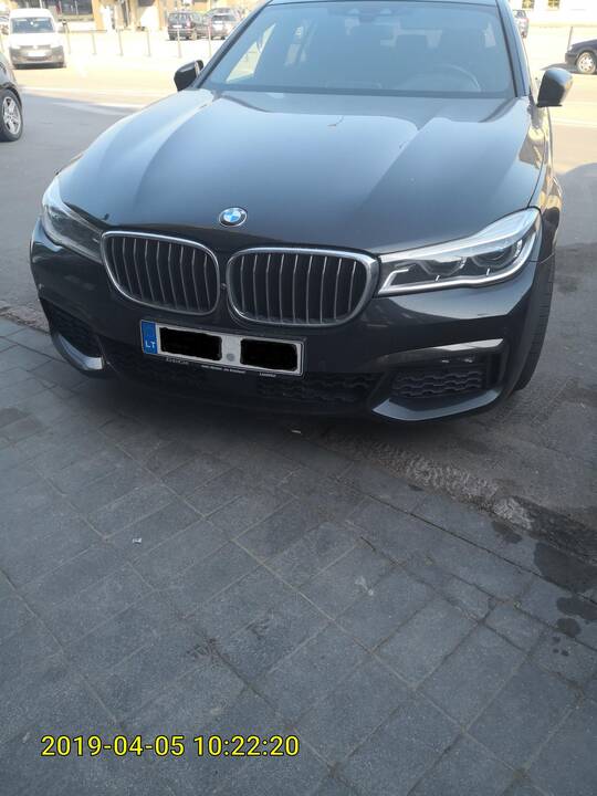 Situacija: kontrolieriams neretai kyla abejonių, ar prabangaus automobilio savininkas tikrai neįgalus ar tiesiog neteisėtai naudojasi lengvata, tačiau juos nubausti itin sudėtinga.