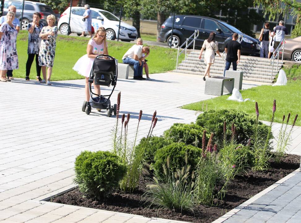 Pirmoji: Zapyškio seniūnijos Dievogalos kaimo gyventojų Vitalijos ir Andriaus Kuzmenkovų pirmagimė ir būsimoji pirmokė Andrėja jau džiaugiasi pirmoko kraiteliu.