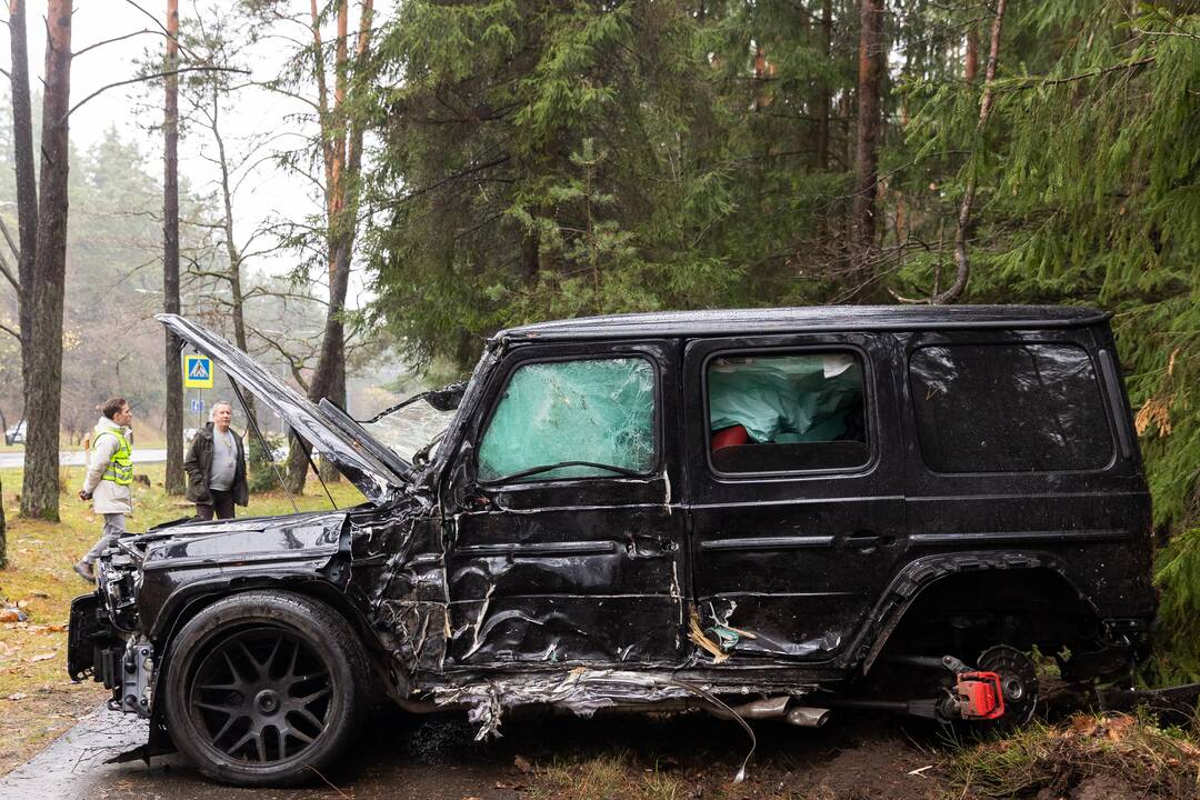 „Mercedes-Benz“ avarija Nemenčinės plente